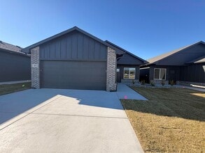 Building Photo - 4831 N Vassar Ave