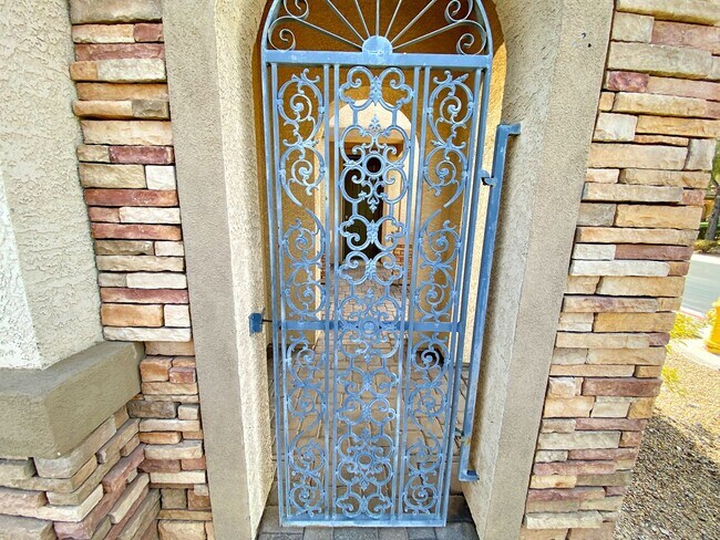 Foto del edificio - 4 BEDROOM HOME 3 CAR GARAGE ON A CORNER LO...