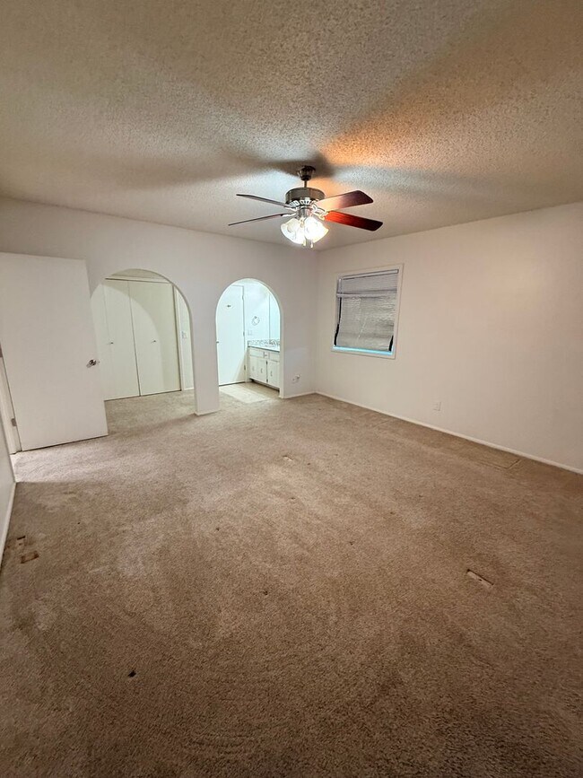Building Photo - 525 Duchess Dr