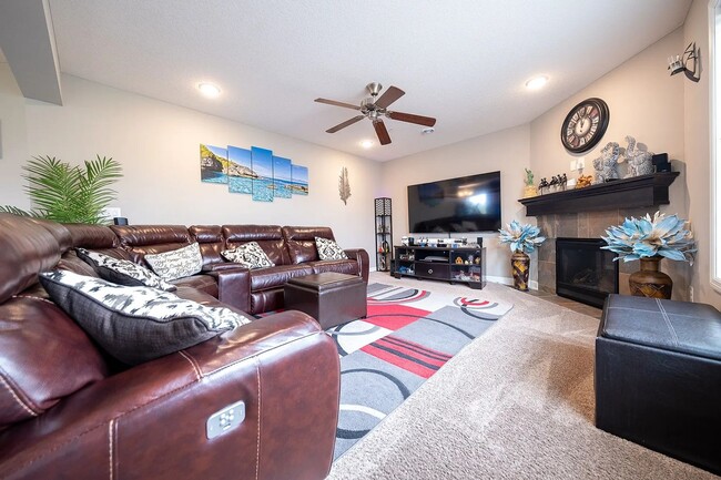 Building Photo - Rare super nice 3 bed end unit townhouse f...