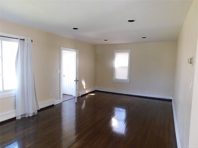 Building Photo - 360 Woodland Dr