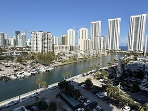 Building Photo - 500 Bayview Dr