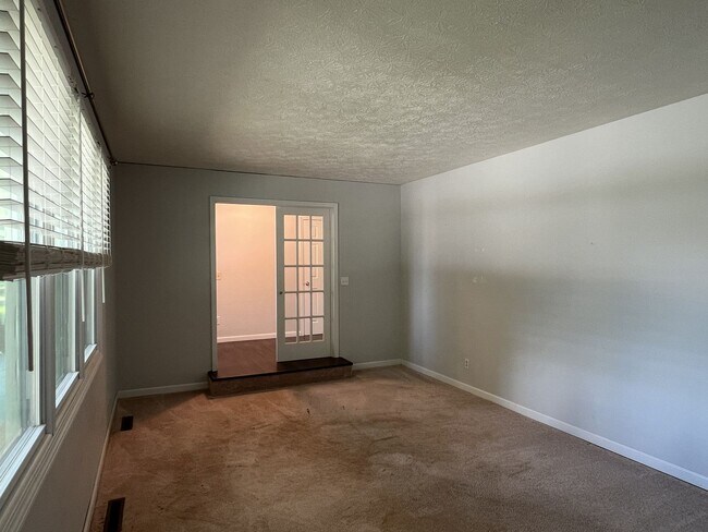 Foto del edificio - 3 Bedroom and Large Yard in South Springfield