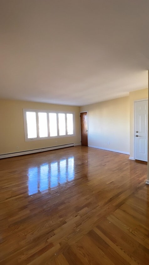 Foto principal - 126 W 8th St
