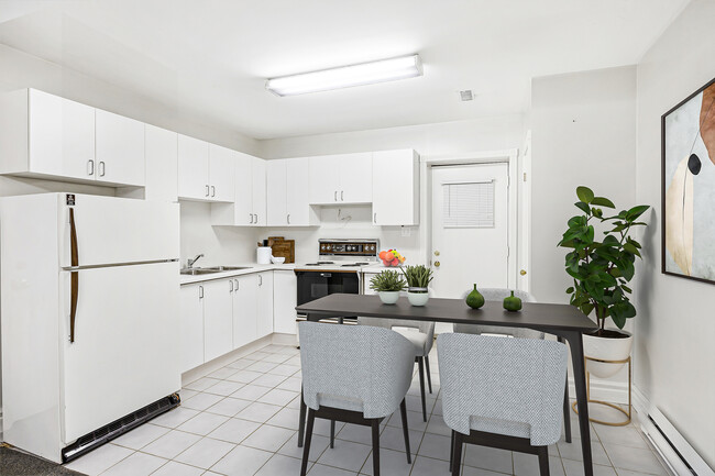 Building Photo - Beautiful Bright and airy apartment in tre...