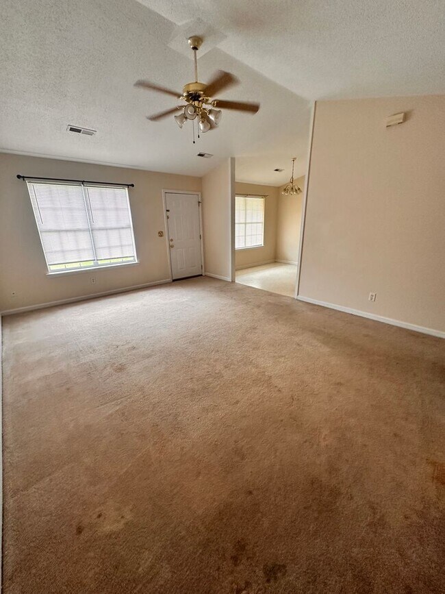 Building Photo - 2 Green Acre Rd NE