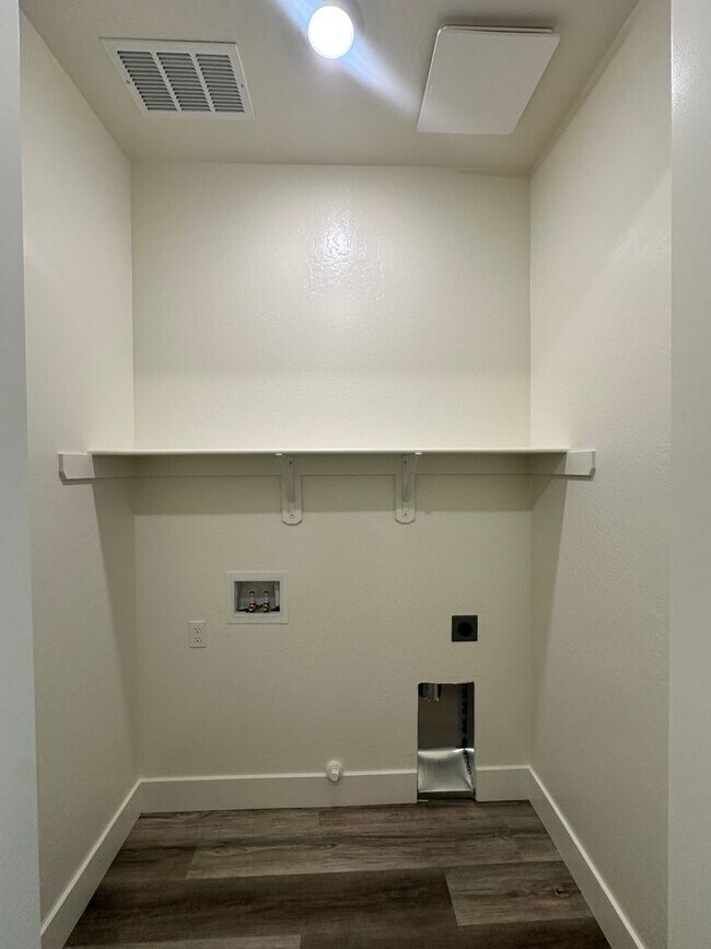 Building Photo - NW Visalia Home Coming Soon!