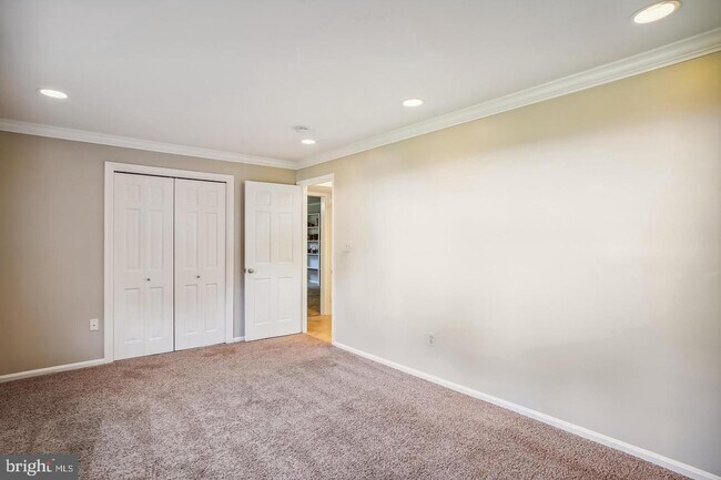 Building Photo - 20 Clearwater Ct