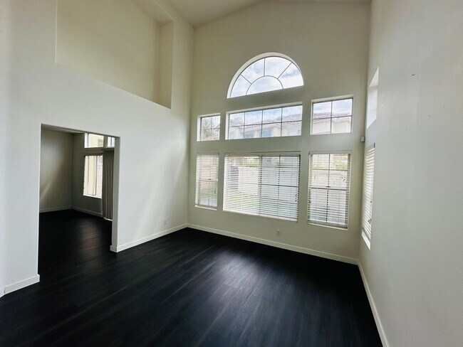 Foto del edificio - 3 Bed 2.5 Bath Condo in Yorba Linda