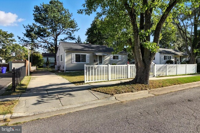 Building Photo - 1002 Marton St