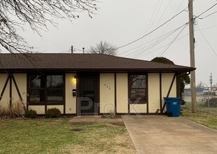 Building Photo - 423 W Elk St