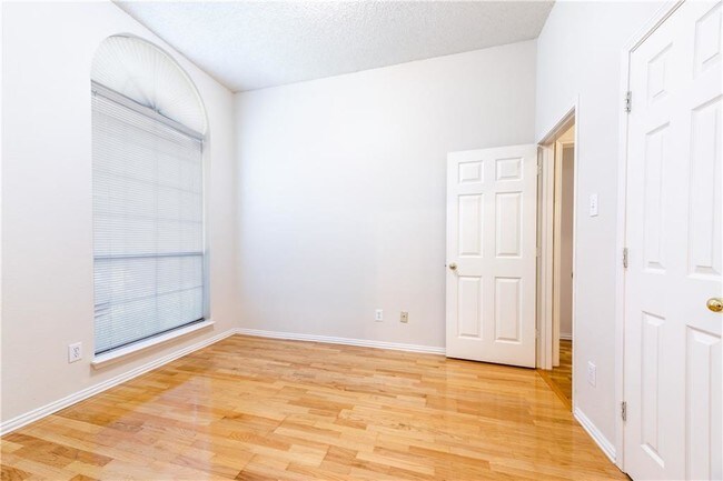 Foto del edificio - 4204 Briarbend Rd