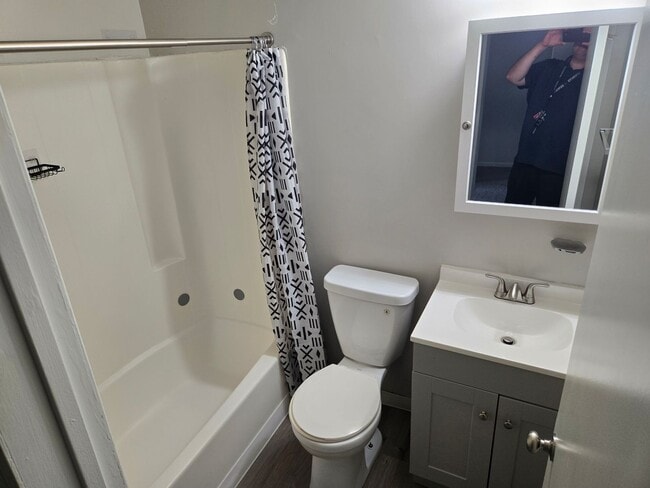 Building Photo - 3 bedroom, 1.5 bath townhome in Newark