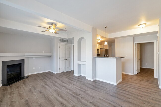 Foto del edificio - Stunning 2 Bedroom 2 Bathroom condo In Aurora with a garage!