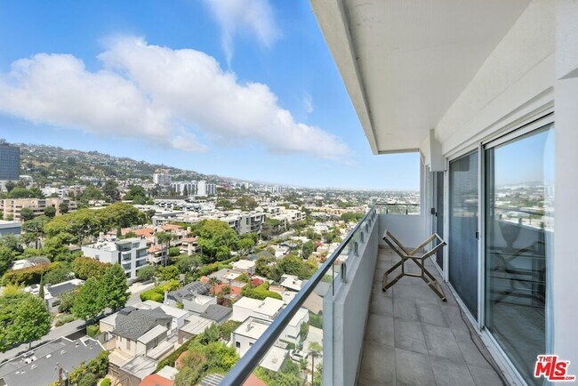 Foto del edificio - 838 N Doheny Dr