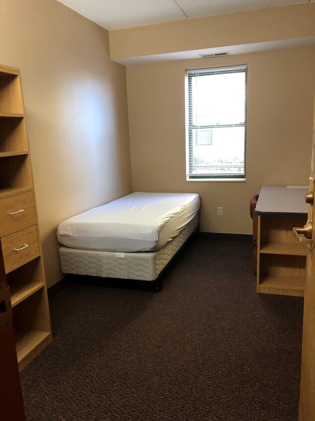 Standard Single Bedroom - 81 Genesee St
