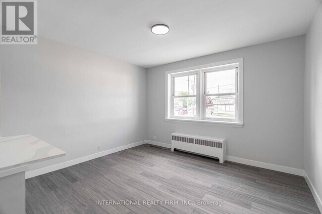 Photo du bâtiment - 215 Hamilton Rd