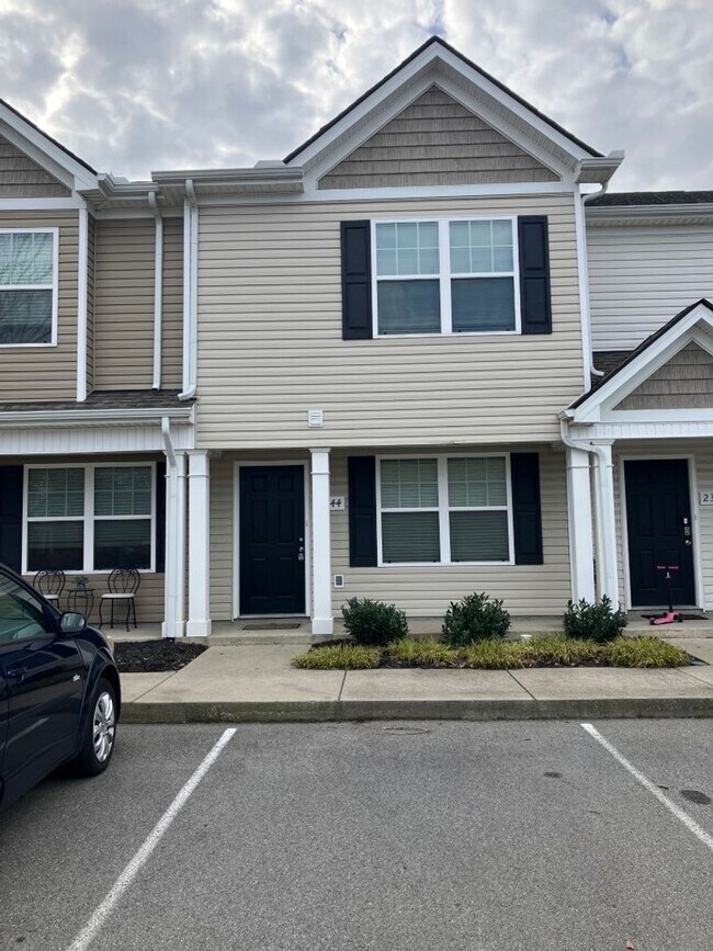 Building Photo - ***MOVE IN READY*** Heritage Place Townhom...