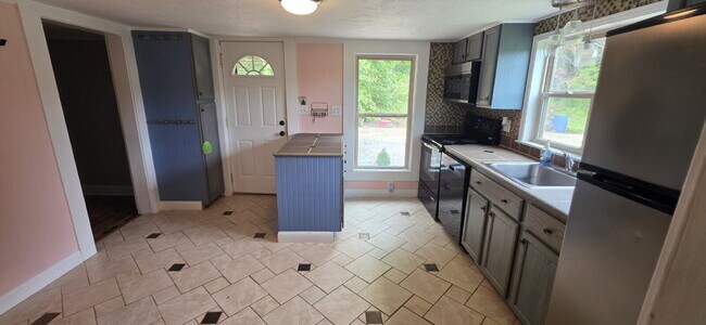 Building Photo - Cute 2 bedroom/ 1.5 bath single family home for rent in a quiet country setting but minutes from ...