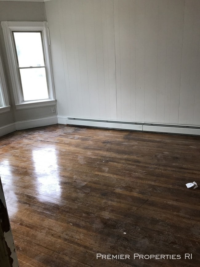 Building Photo - Renovated 1 Bedroom Apartment