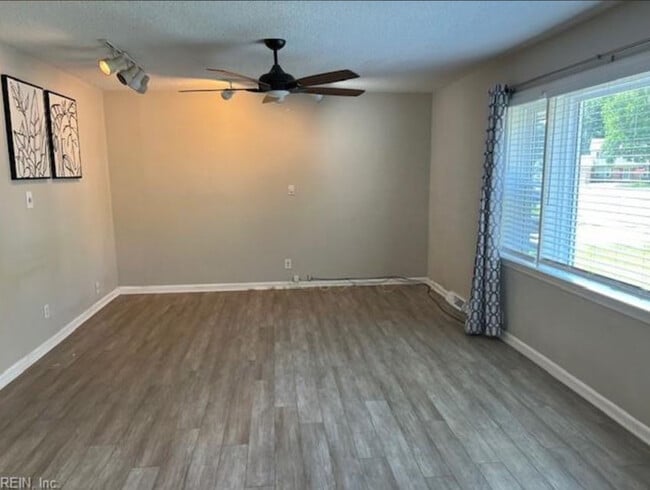 Building Photo - 710 Sir Walter Cir
