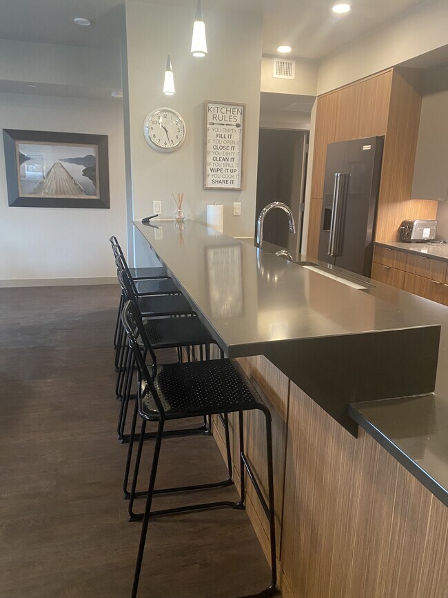 Building Photo - 727 E Front Ave