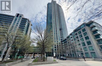 Building Photo - 215 Fort York Blvd