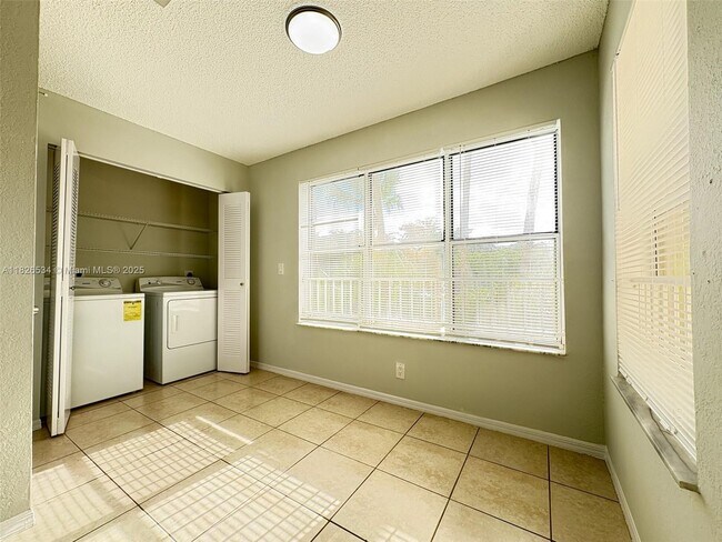Foto del edificio - 3480 Pinewalk Dr N