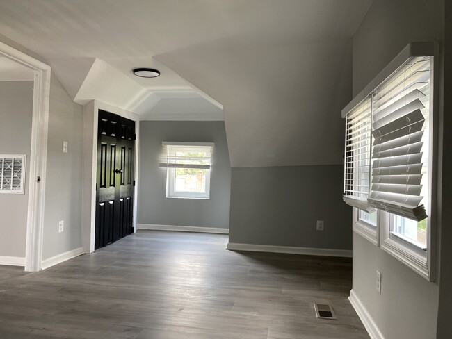 Building Photo - 2933 Presstman St