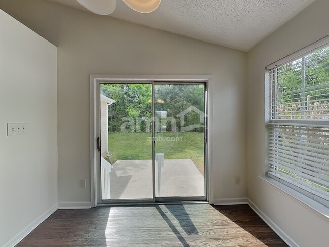 Foto del edificio - 15115 De Havilland Dr