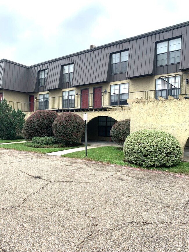 Foto del edificio - Updated condo off of Bluebonnet / Call abo...