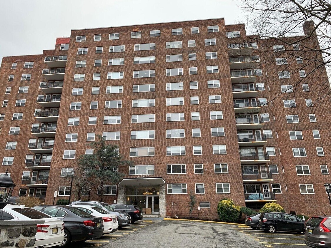700 JFK Blvd E Unit 4H, Weehawken, NJ 07086 Room for Rent in