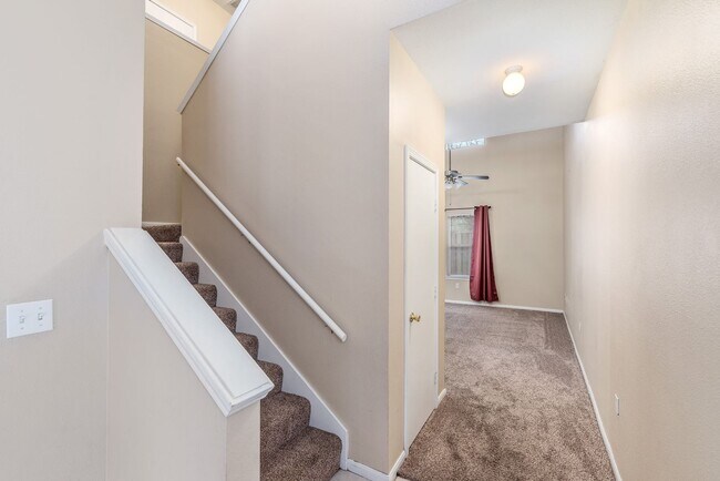 Building Photo - AVAILABLE AUGUST 2025! Great Townhome in C...