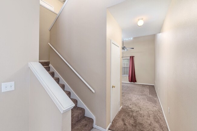 Foto del edificio - AVAILABLE AUGUST 2025! Great Townhome in C...