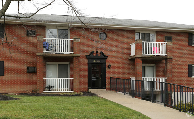 Building Photo - Four Seasons Apartments