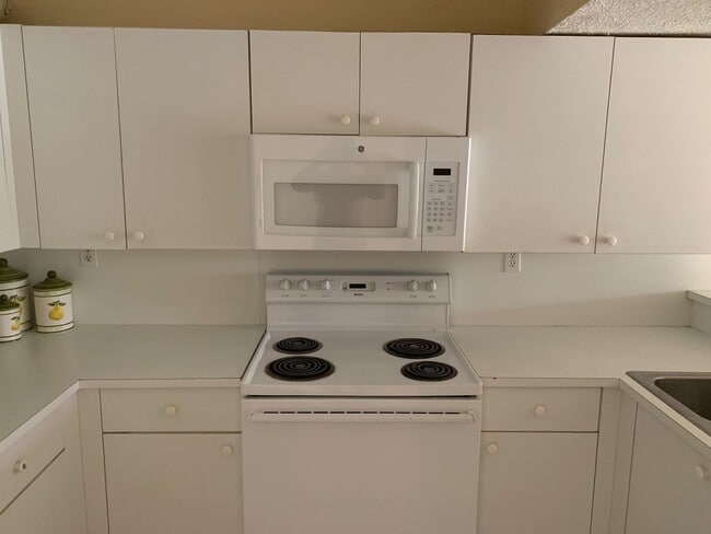 Building Photo - 230 W 68th St