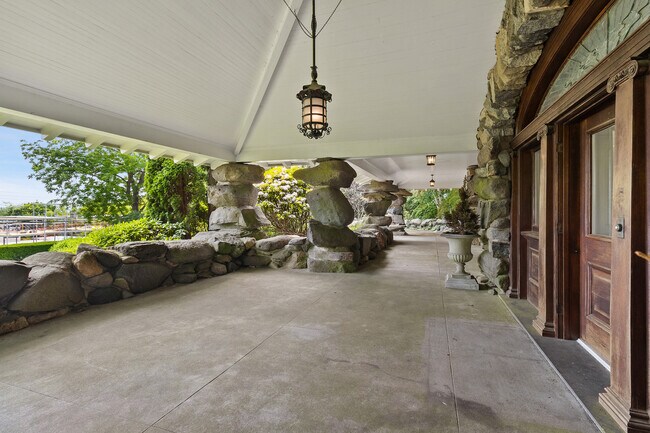 Foto del edificio - 432 Field Point Rd