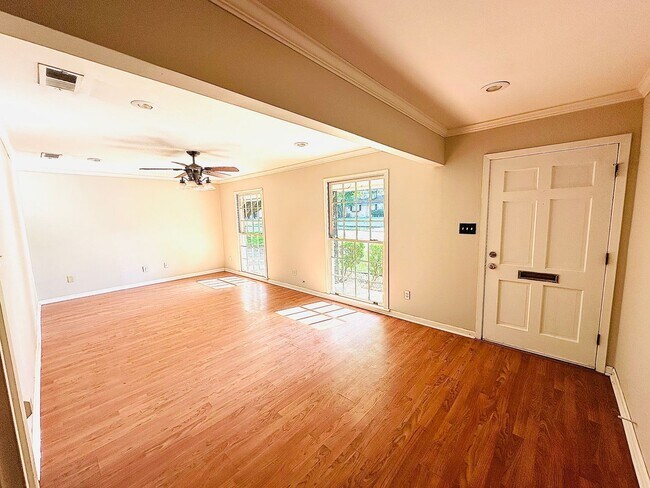 Foto del edificio - 2046 Shadywood Ln