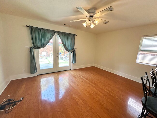 Building Photo - 3 Bdrm/1.5 Bath Craftsman Home in Downtown...