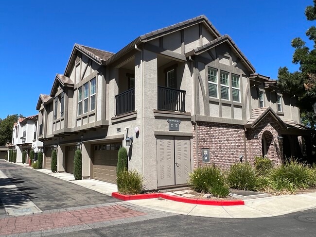 Building Photo - 207 W La Flor Ln