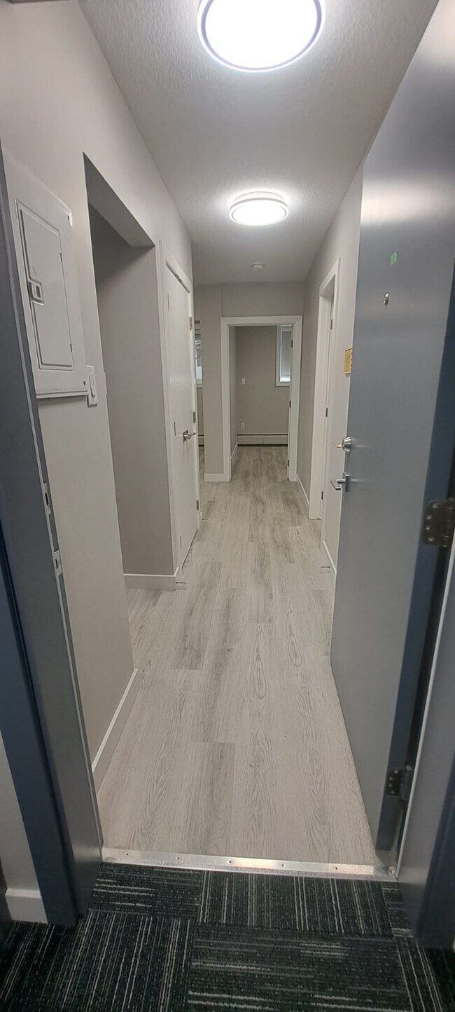 Photo du bâtiment - 9938-88 88 Ave NW