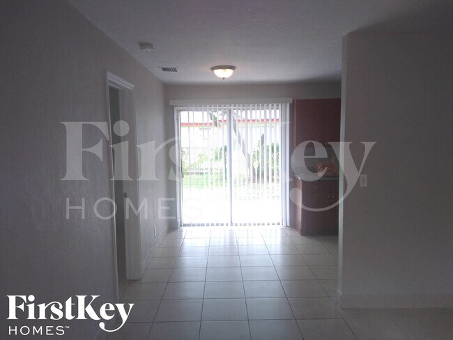 Foto del edificio - 3740 NW 4th Pl