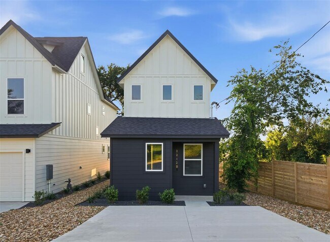 Building Photo - 2212 Yellow Jacket Ln