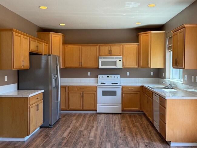 Foto del edificio - Spacious 4 Bed 3 Bath Home in a Prime Loca...