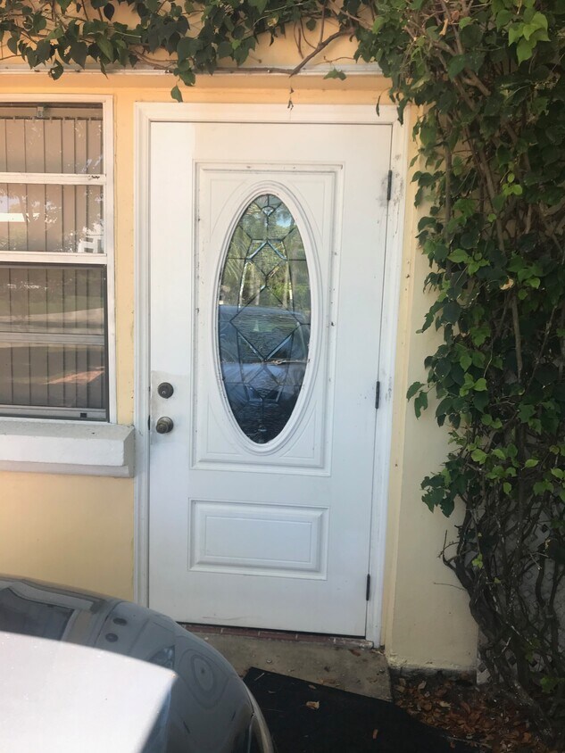 Entrada privada con puerta principal, parque justo afuera de la puerta. - 630 NW 7th Ave