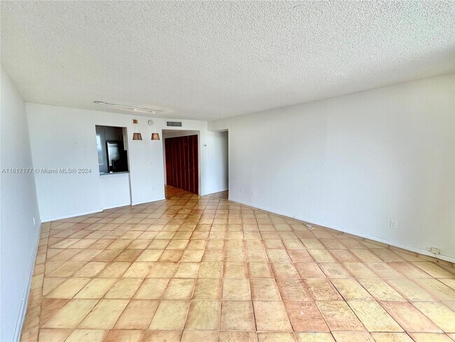 Foto del edificio - 2350 NE 135th St