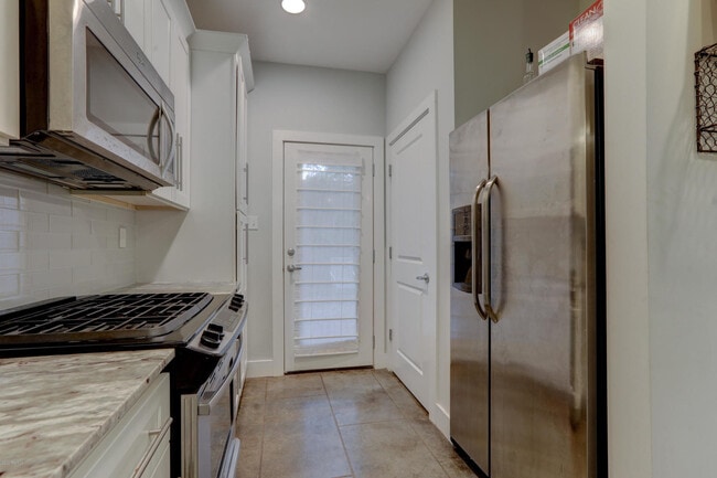 Building Photo - 204 Highland Oaks Ln