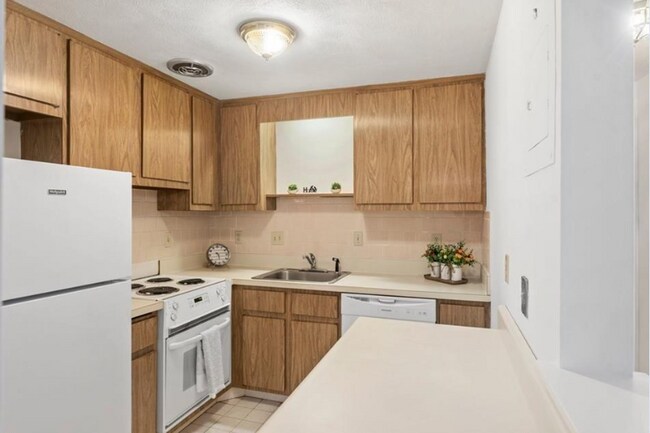 Foto del edificio - 1325 Worcester Rd