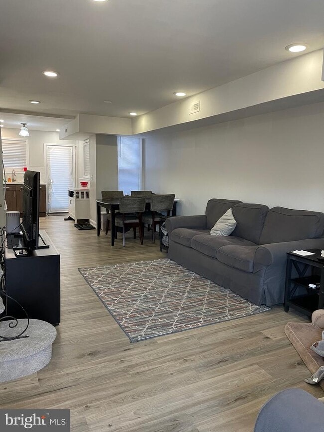 Building Photo - 102 Wolf St