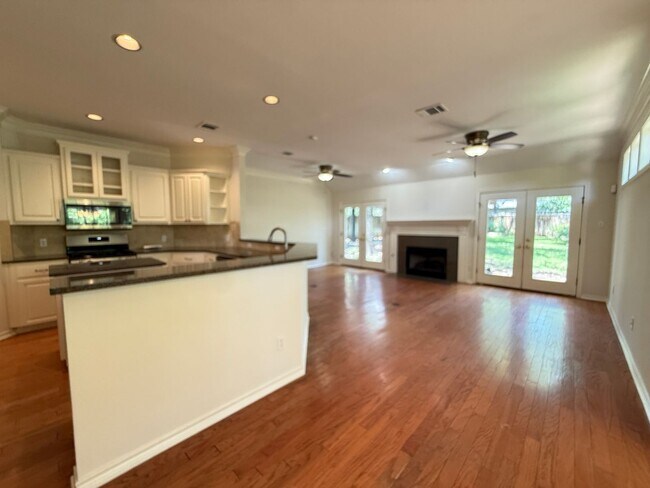Foto del edificio - SPACIOUS, UPGRADED HOME IN CENTRAL AUSTIN
